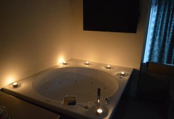 B&B Dimora dell  Etna has rooms with a private hot tub