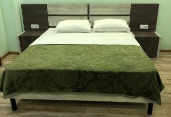 Hotel Royal Georgia has rooms with a private hot tub