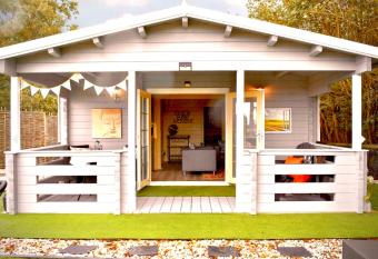 Sunset log cabin allows 18 year olds to book a room