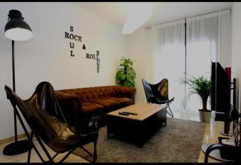 pis de l ajuntament has Balcony rooms