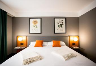 Hotel Malcom and Barret allows 18 year olds to book a room