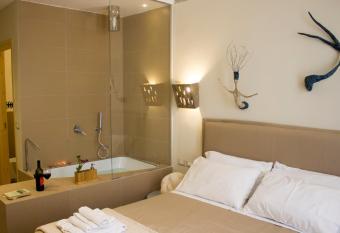 Schiara has rooms with a private hot tub