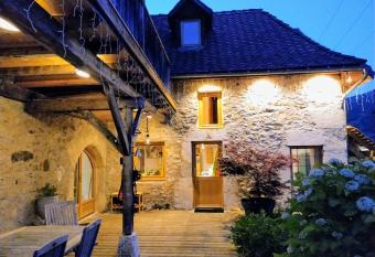 Le Valombr   has Balcony rooms