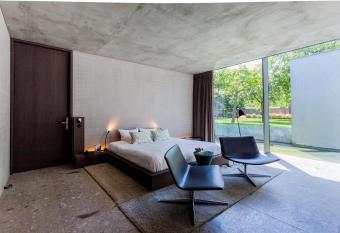 Notarishuys  allows 18 year olds to book a room