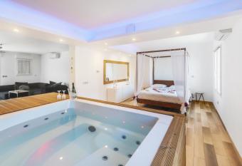 Suite Pointe Rouge Jacuzzi SPA has Balcony rooms