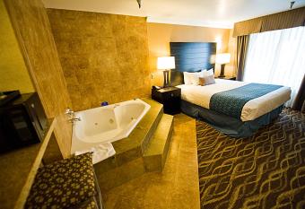 Hotel d   Lins Ontario Airport has rooms with a private hot tub