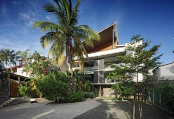 98 bis rue Suffren allows 18 year olds to book a room