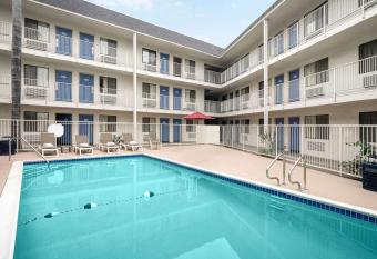 Motel 6-Buena Park, Ca - Knotts Berry Farm - Disneyland allows 18 year olds to book a room