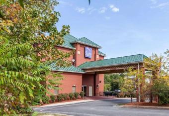 Sleep Inn & Suites near Joint Base Andrews-Washington Area has rooms with a private hot tub