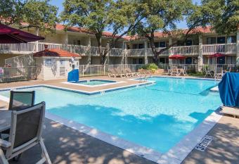 Motel 6 Dallas - Addison has Smoking rooms
