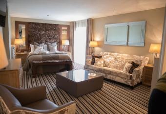 Ingliston Country Club Hotel has rooms with a private hot tub