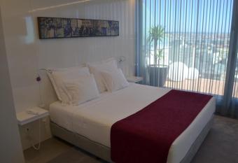 Hotel Costa Verde has rooms with a private hot tub