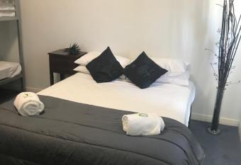 Tin Can Bay Budget Accommodation has Balcony rooms