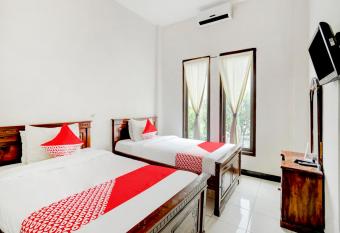 OYO 3156 Hotel Warta Dua allows 18 year olds to book a room