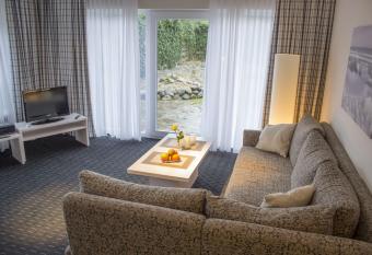 Nordsee Domizil Schob  ll allows 18 year olds to book a room