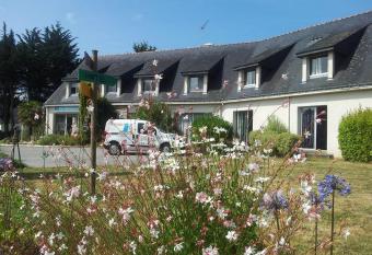 H  tel Restaurant La Voile Bleue allows 18 year olds to book a room