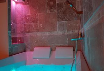 Les nids de la Baie allows 18 year olds to book a room