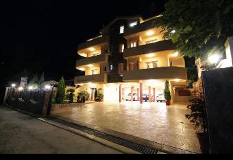 Villa Jupok has Balcony rooms