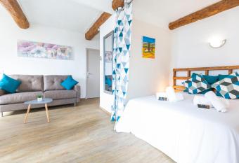 R  sidence Le Suquet has Balcony rooms