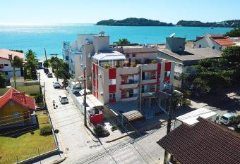 Residencial 20m Praia Central & Frente Avenida allows 18 year olds to book a room