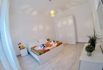 TROPEA OUDEIS HOLIDAYS APARTMENTS has rooms with a private hot tub