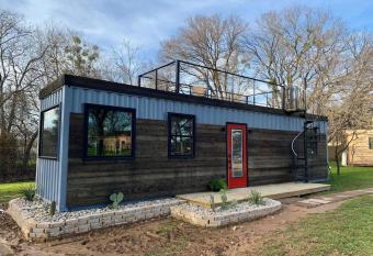 The Hacienda Beautiful New Container Home 12 min to Magnolia allows 18 year olds to book a room