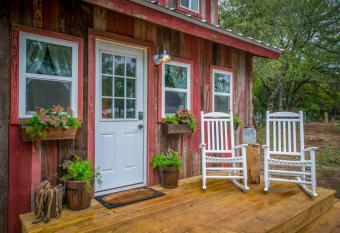 Cozy Cabin Little Red Hen 12 min to Magnolia allows 18 year olds to book a room