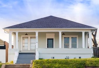 Restored 1930s Uptown Bungalow 2 min. to Magnolia allows 18 year olds to book a room