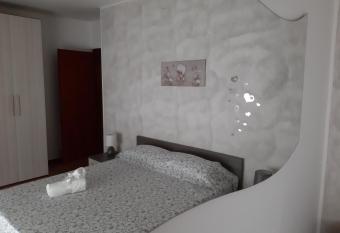 La Casa di Jarav   allows 18 year olds to book a room