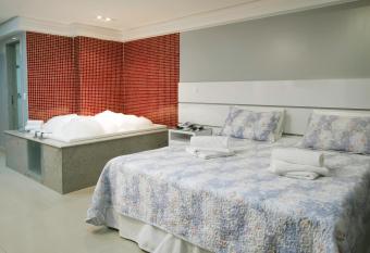 Brisa Tower Hotel has rooms with a private hot tub