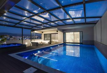 Zambelis Athens Penthouse Spa has rooms with a private hot tub
