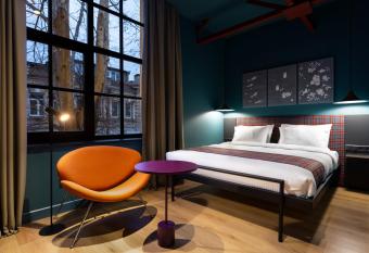 Hotel Zeg allows 18 year olds to book a room