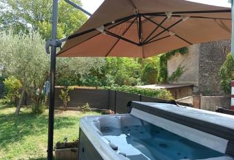 Chambres d h  tes & jacuzzi - A l ombre des amandiers allows 18 year olds to book a room