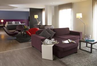 Central Apartamentos Bogot   allows 18 year olds to book a room