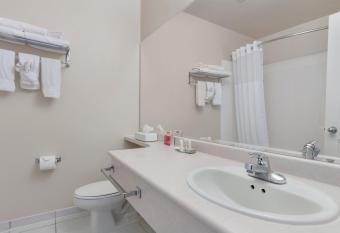 Super 8 by Wyndham Cochrane has Balcony rooms