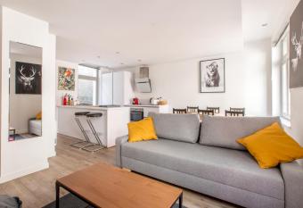 3 Chambres au c  ur du vieux Lille allows 18 year olds to book a room