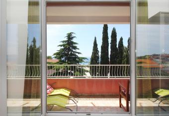 Mare sub has Balcony rooms