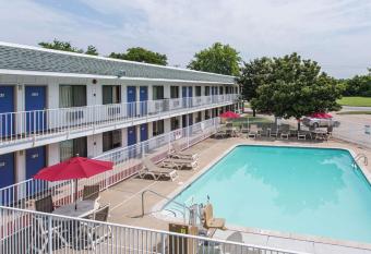 Motel 6 Nashville ~ Goodlettsville allows 18 year olds to book a room
