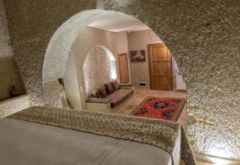 Grand Elite Cave Suites has rooms with a private hot tub