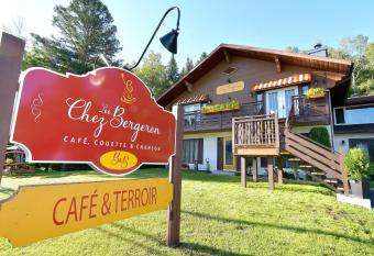 Chez Les Bergeron has Balcony rooms