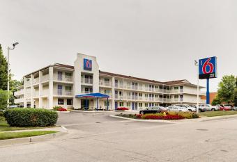 Motel 6 Baltimore - BWI Airport allows 18 year olds to book a room