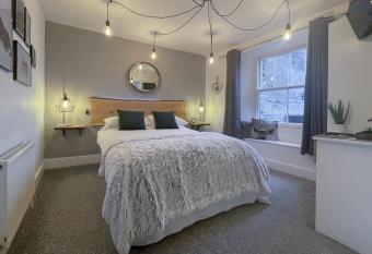 Windermere Guest House - Central Windermere allows 18 year olds to book a room