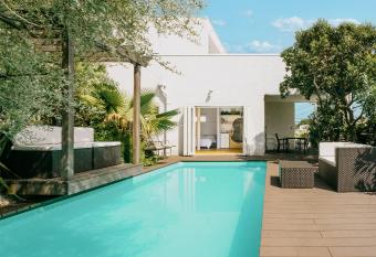 Casablanca Pool House has rooms with a private hot tub