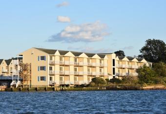 Waterside Inn has Balcony rooms