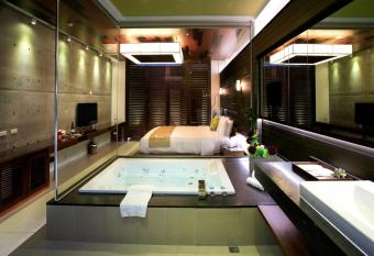 H Villa Inn has Balcony rooms