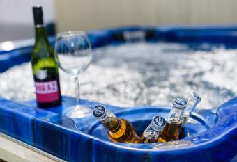 City Retreat, Spacious 4 Bed House, Games Room, Parking, Hot Tub & BBQ has rooms with a private hot tub