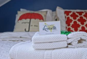 LE GRENIER DE LOUISETTE has Balcony rooms