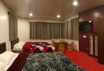 FRATERNITY HOMESTAY has Balcony rooms