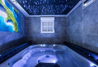 Gites Spa Strasbourg - La Villa 11 has rooms with a private hot tub