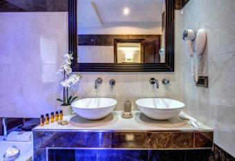 Boutique Relais Barozzi & SPA has rooms with a private hot tub